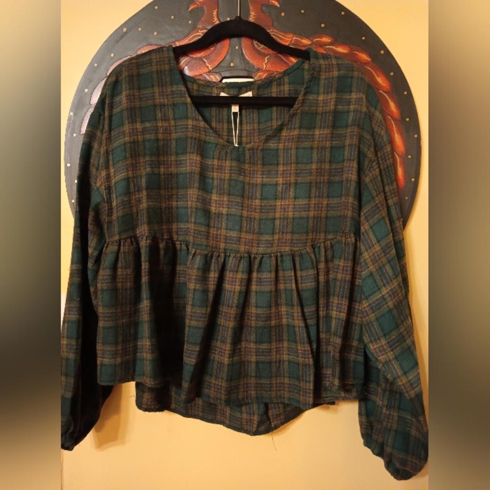 Chelsea & Violet women's crop top blouse. Size Medium boxy fit